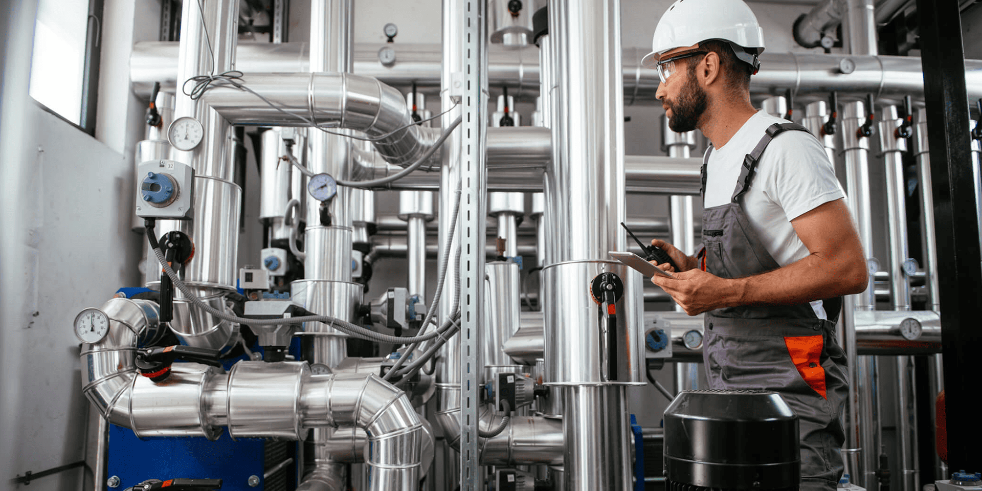 Imagem de um homem trabalhando em uma indústria.