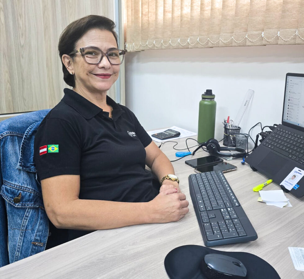 Kátia em seu escritório na KLINGER Brazil Maternidade e carreira: uma história real sobre conciliar, aprender e seguir em frente