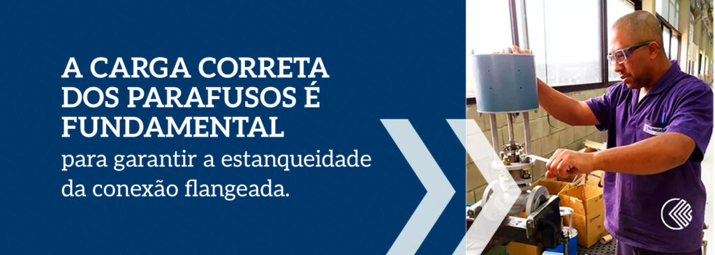 A carga correta dos parafusos é fundamental para garantir a estanqueidade da conexão flangeada.